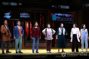 뮤지컬 '컴프롬어웨이' 배우 12명이 100명 연기…"이건 전쟁"