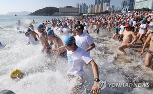 인간 북극곰 3년 만에 돌아왔다…'해운대 북극곰축제' 개막