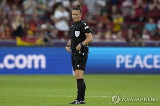 잉글랜드 프리미어리그 축구 경기에 사상 첫 여성 주심