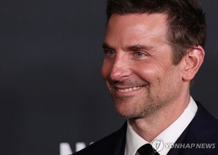 영화감독 된 브래들리 쿠퍼 "내 촬영장엔 의자 없다" 발언 논란