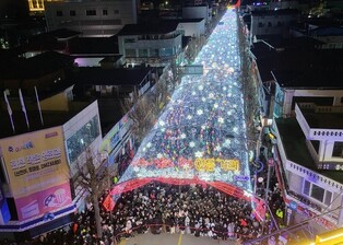 화천산천어축제 시즌 돌입…선등거리 점등·얼음조각광장 개장