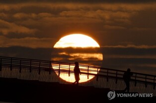 '푸른 용의 해' 밝았다…전국 해돋이 명소서 첫해 맞이로 '북적'