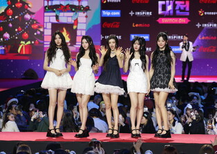 Photos of NewJeans during '2023 SBS Gayo Daejeon'