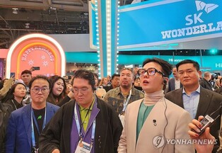 (CES) K-pop star G-Dragon visits exhibition booths at CES 2024