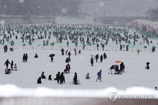 "겨울 정취 즐기자"…축제장·유원지·유명산 '북적'