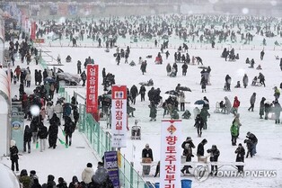 산천어축제 두 번째 주말 22만명 '손맛'…누적 70만명 육박