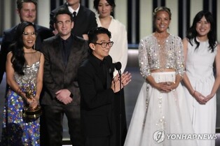 [1보] '성난 사람들' 이성진 감독, 美 에미상 감독상 수상