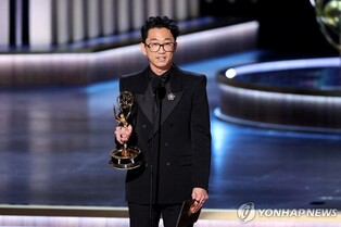 [2보] '성난 사람들' 이성진 감독, 美 에미상 감독상 수상