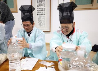 신주 빚고 바우길 걷고…유인촌 "강릉, 문화로 성장하는 도시되길"