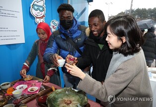 [청소년올림픽] 관람도 식후경…'K-컬처'에 매료된 외국인들