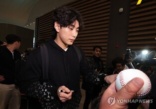 이정후 출국에 인천공항 '와글와글'…끝없이 이어진 사인 줄