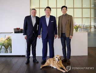 Yoon meets 'Squid Game' star Lee Jung-jae, Netflix CEO