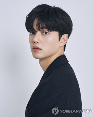 S.Korean actor Song Kang to enlist in military on April 2