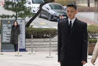 Photos of S.Korean actor Yoo Ah-in at court