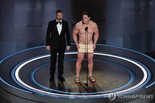 '알몸 등장' 파격 오스카 시상식…장외에선 가자전쟁 중단 시위