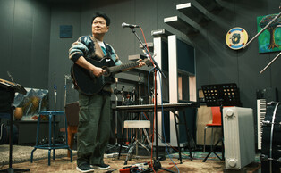 Photos from interview with S.Korean singer An Chi-hwan