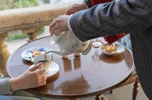 Enjoying 'Gabe-cha' on Terrace of Deoksugung Palace