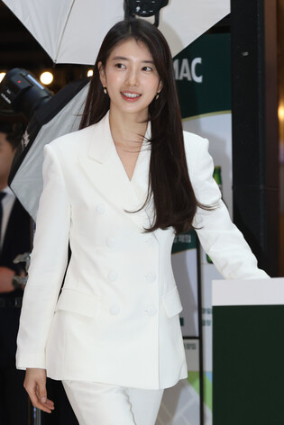 Photos of Suzy during public event of Hanmac