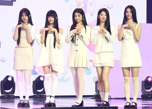 Photo session from debut media showcase of K-pop girl group ILLIT