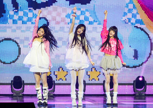 Performance photos of K-pop girl group ILLIT during debut media showcase