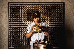 김하성, 드디어 황금장갑 받았다…트로피 안고 활짝