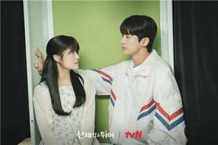 tvN '선업튀' 화제 몰이…2000년대 복고 감성·성공한 덕후 서사