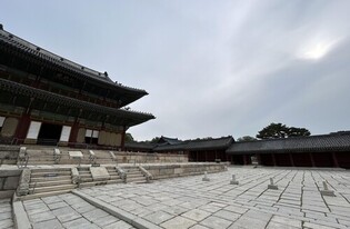 Strolling through Changdeokgung Palace, Immersed in the Scent of Joseon