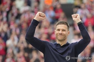 레버쿠젠 무패우승 지휘한 '5천억 사나이' 알론소 "트레블 가자"
