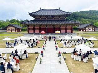 "여기서 결혼할래"…김해 가야왕궁 특별한 전통혼례식