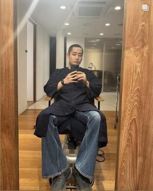 Singer Park Jae-jung Enlists in Army Today, His Hair Cut by Roy Kim