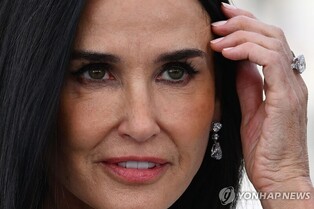 환갑 넘은 데미 무어, 누드 연기…"매우 취약한 경험" 고백