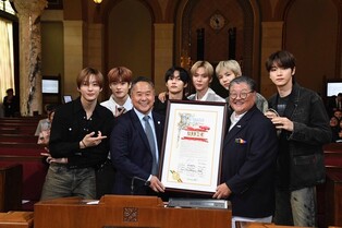 "LA 홍보에 공로"…라이즈, 美 LA시의회서 감사장 받아