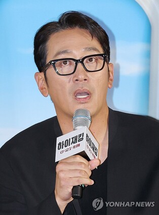 Ha Jung-woo calls pilot role in 'Hijacking' toughest among disaster movies
