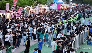 [현장] "앞뒤 간격 유지" 조선대축제 4만명 운집에 안전 최우선