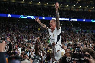 교수님의 은퇴무대 '택배 크로스'…R마드리드 15번째 우승 안겨