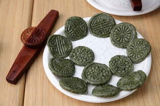 Dano Traditions: Making Surichwi-tteok, Paper Fan at National Folk Museum’s Dano Festival