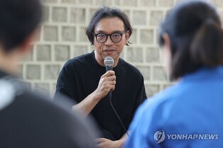 "역사 다루는 이유? 과거 직면하지 않으면 현재를 억누르게 돼"