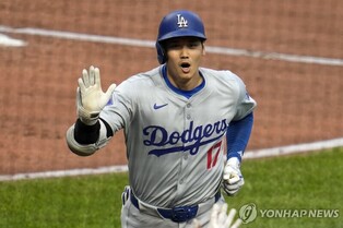 '슈퍼스타' 오타니, '괴물신인' 스킨스의 161㎞ 직구 공략 홈런