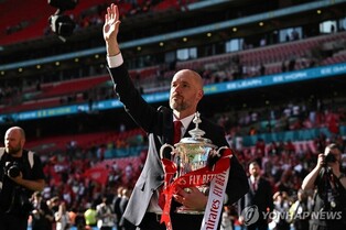 '우승 트로피 2개' 텐하흐 감독, 맨유 잔류…"계약 연장 예정"