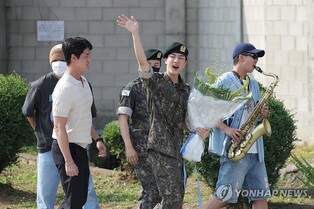 (LEAD) BTS' Jin returns from military duty amid warm welcome from bandmates
