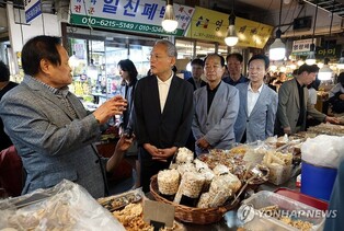 '바가지 논란' 광장시장 찾은 유인촌 "적당히 장사한단 생각 바꿔야"