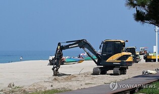 바다에 '풍덩' 여름 정취 '흠뻑'…강릉 경포해수욕장 29일 개장