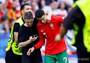 호날두와 셀카 찍자!…UEFA, 유로2024 경기 '관중 난입' 조사