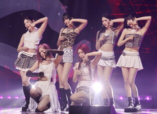 Photos from STAYC's media showcase for 'Metamorphic' #2