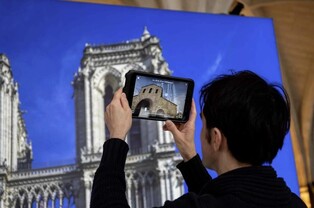 3D 영상으로 펼쳐진 860년 역사…AR로 되살린 노트르담 대성당