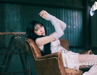 Lee Chae-yeon Sings Duality of Breakups in New Mini-Album 'SHOWDOWN'