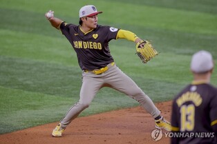 홈런 도둑맞은 김하성, 희생플라이로 승리 쐐기 타점