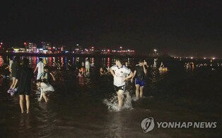 "밤에도 해수욕 즐겨요" 경포해수욕장 200ｍ 구간 야간 개장