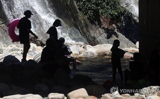 [사진톡톡] 낮 최고기온 36도…김해 장유계곡 피서객 '그늘이 좋아'