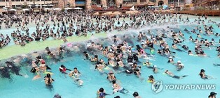 [사진톡톡] '물 반 사람 반'…폭염특보 속 김해 물놀이장 인파 절정